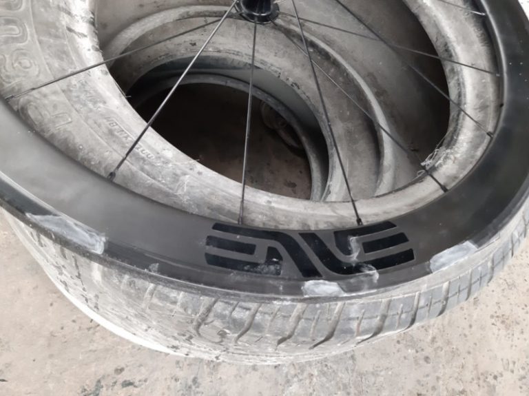 Repair Velg Sepeda Carbon di Tomi Airbrush