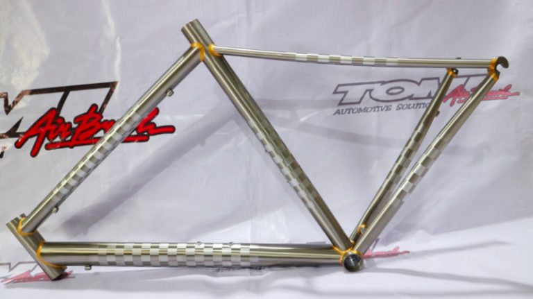 Modifikasi Frame Sepeda Airbrush Berkonsep Titanium