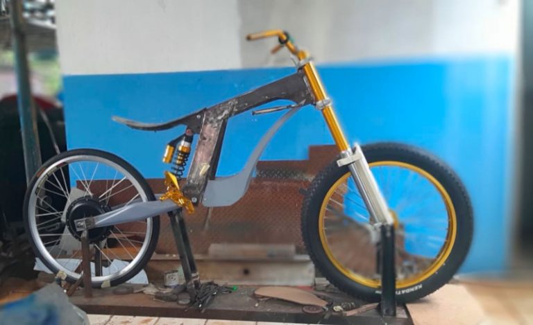 Sepeda Motor Listrik Karya Tomi Airbrush