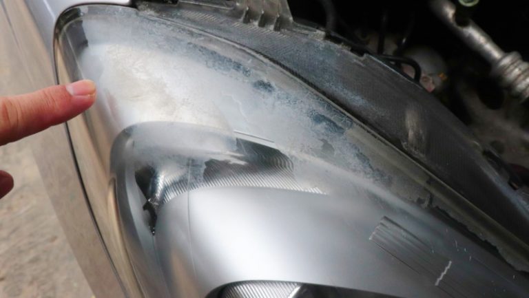 Bersihkan Lampu Mobil Kusam di Tomi Airbrush