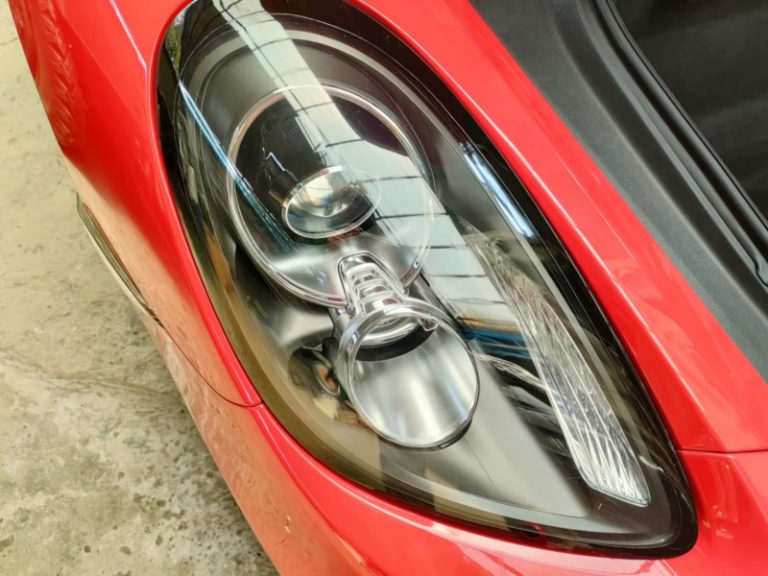 Tomi Airbrush Sanggup Bereskan Lampu Sportcar yang Buram