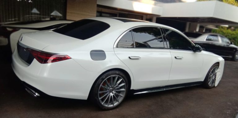 Modifikasi Wrapping Sticker Mobil Mewah di Tomi Airbrush