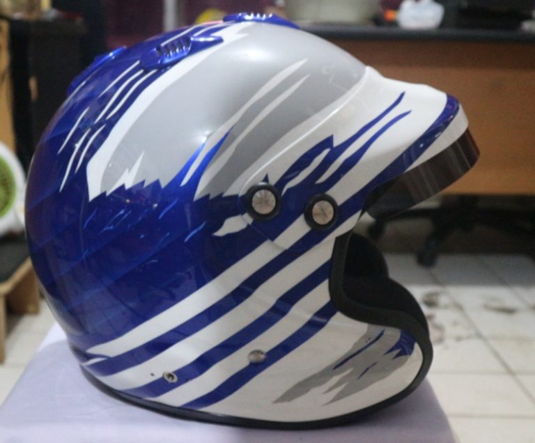 Modifikasi Helm Konsep Airbrush Abstrak