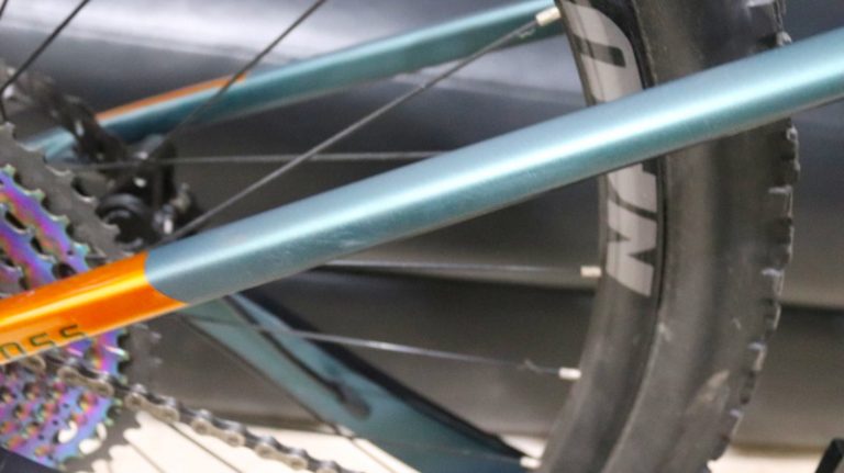 Repair Frame Sepeda Carbon di Tomi Airbrush