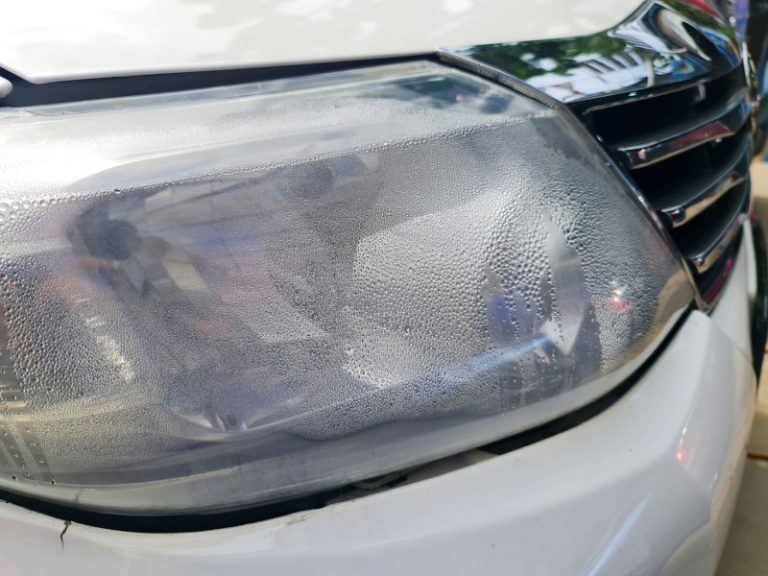 Lampu Mobil Berembun Perbaiki di Tomi Airbrush