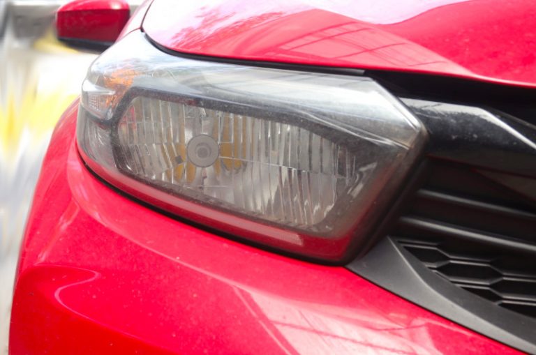 Lampu Mobil Buram Bisa Diservis