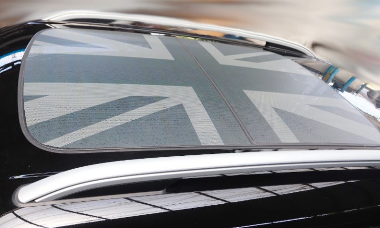 Pasang Sticker Keren di Mini Cooper