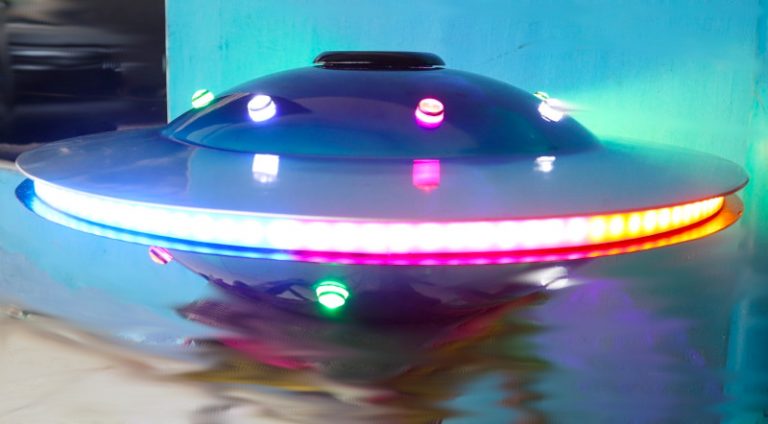 Bikin Miniatur UFO di Bengkel Tomi Airbrush
