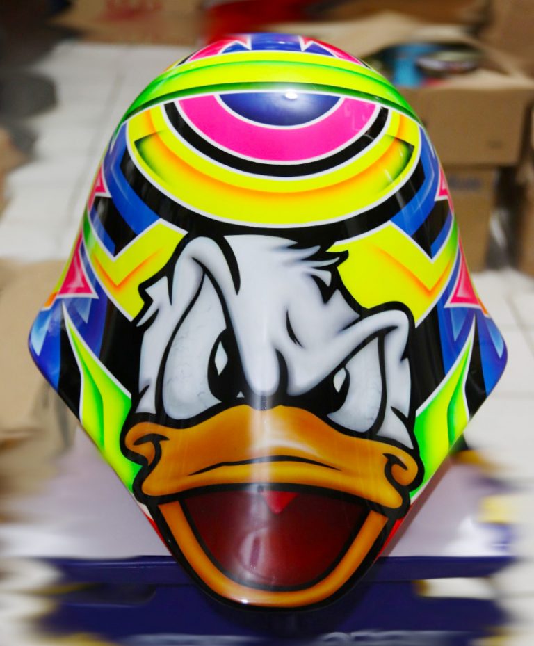 Modifikasi Airbrush Helm Sepeda di Tomi Airbrush