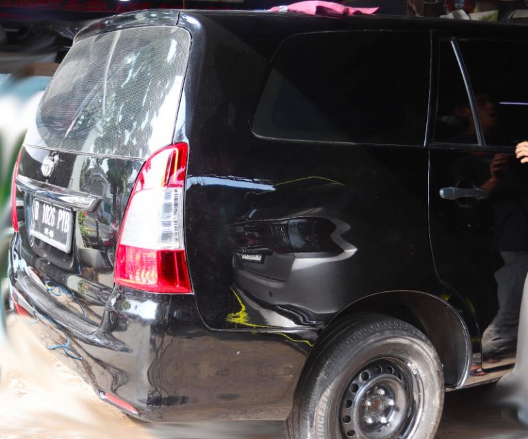 Body Repair Toyota Kijang Innova Pasca Kecelakaan