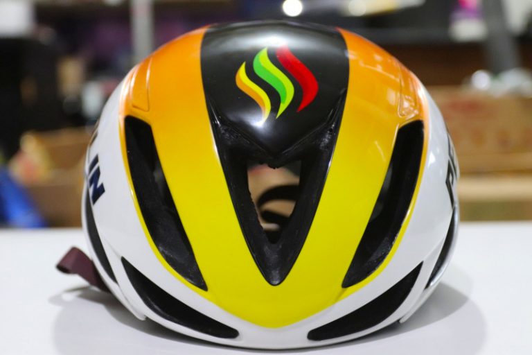 Custom Airbrush Helm Sepeda Desain Sesuka Anda