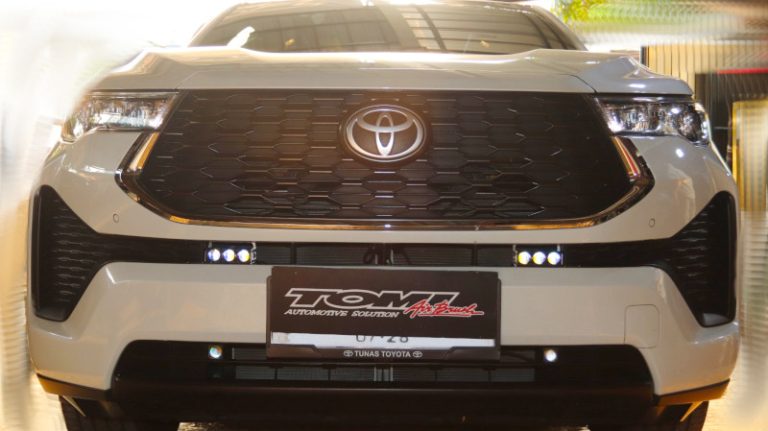 Toyota Kijang Innova Zenix Pasang Mini Projector