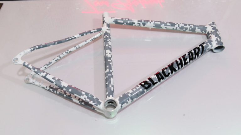 Tomi Airbrush Garap Sepeda Custom Bergaya Army USA untuk Customer dari Australia